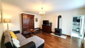 TV, caminetto, tavolo da calcetto