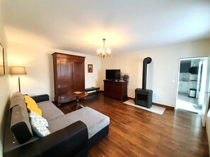 TV, fireplace, table football - Gite Porte de Champagne- 7 pers- billard- babyfoot (Levroux)