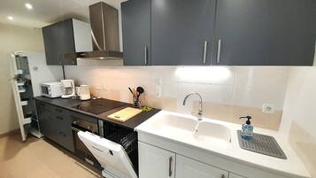 Frigorifero, microonde, forno, piano cottura