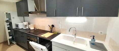 Een koelkast, een magnetron, een oven, een kookplaat