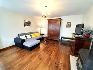 TV, fireplace, table football - Gite Porte de Champagne- 7 pers- billard- babyfoot (Levroux)