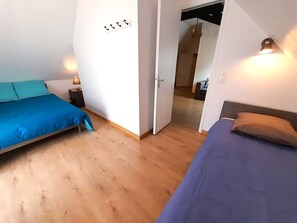 2 makuuhuonetta, silitysrauta/-lauta, vuodevaatteet