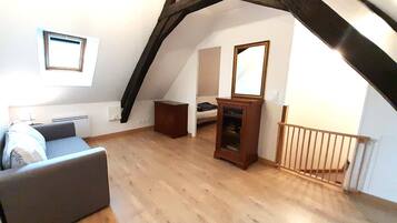 Télévision, cheminée, baby-foot