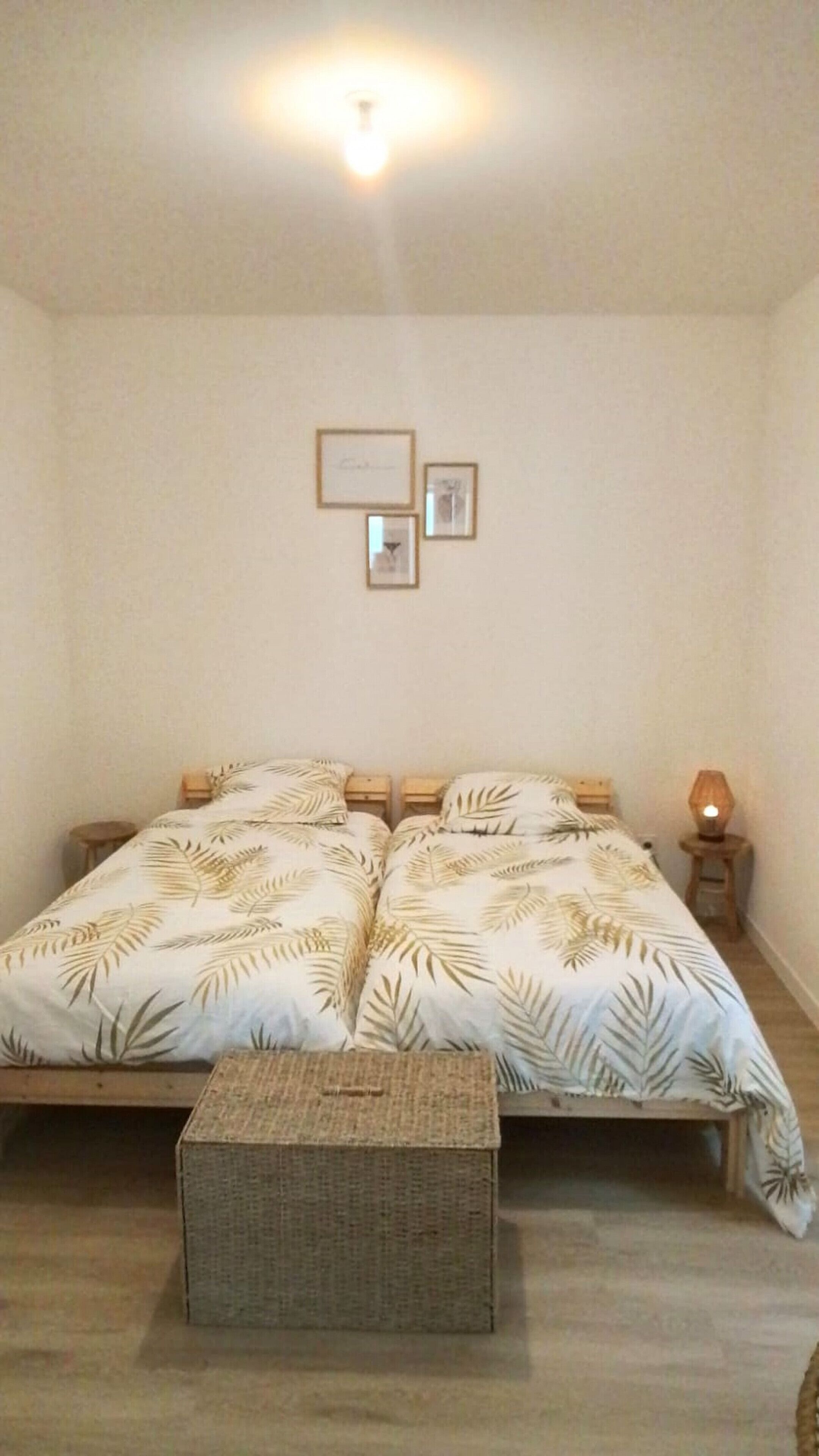 2 間睡房、熨斗/熨衫板、可攜式嬰兒床、床單