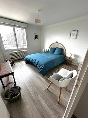 4 habitaciones, tabla de planchar con plancha y cuna de viaje 
