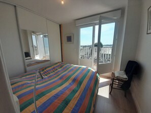 4 habitaciones, tabla de planchar con plancha y cuna de viaje 