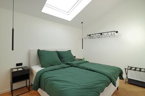 3 bedrooms, desk, iron/ironing board, travel cot