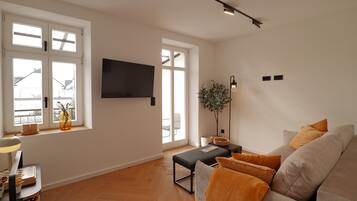 Smart-TV, Bücher, Stereoanlage