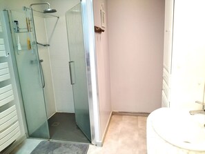 Een douche, handdoeken, shampoo