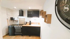 Fridge, microwave, oven, coffee/tea maker