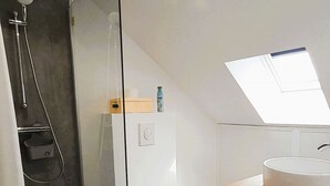 Bruser, hårtørrer, håndklæder, Shampoo