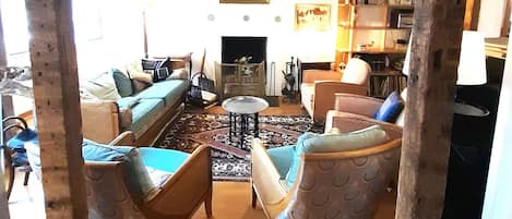 Téléviseur, foyer, livres