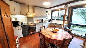 Coffee/tea maker, fridge, microwave, oven - Chtx, belle maison de ville 4 chb cour privée (Châteauroux)