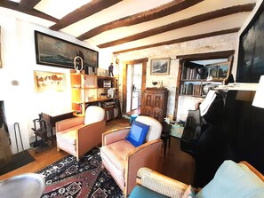 TV, fireplace, books - Chtx, belle maison de ville 4 chb cour privée (Châteauroux)