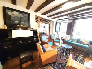 Télévision, cheminée, livres