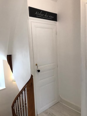 A white door with a black sign above it. - The workshop of dreams - 4 pers - wifi - air conditioning (Châteauroux)