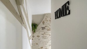 Eine Treppe mit weißer Handläufe und einer Wand, auf der ein 'HOME'-Schild angebracht ist.