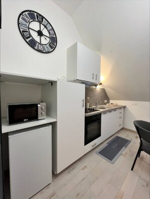 Fridge, microwave, oven, coffee/tea maker