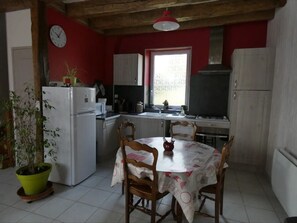 Een koelkast, een microgolfoven, een oven, een vaatwasser