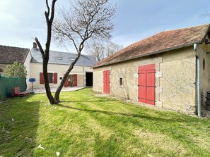 A rustic building with a tiled roof, a grassy yard, and a tree. - Maison à Argy 4 chb/8pers- wifi-jardin-pétanque (Argy)