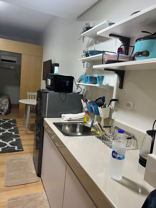 Refrigerador, microondas, cafetera y tetera y condimentos 