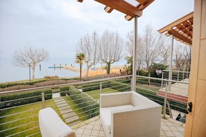 Terrace/patio - SG Luxury - Swan Bay Apartment Gasparina (Castelnuovo del Garda)