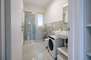 Douche, sèche-cheveux, serviettes fournies