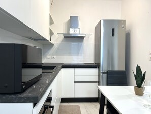 Fridge, microwave, oven, stovetop - SG Family - Garda Central Apartment (Garda)