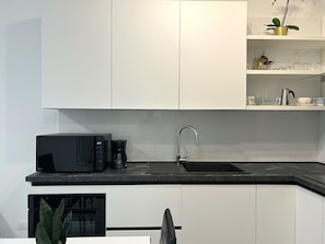 Een koelkast, een magnetron, een oven, een kookplaat