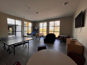 Games room - Seasons- 2bed, Ski on/off, clubhouse access (Dover)