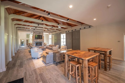 Seasons- 2bed, Ski on/off, clubhouse access