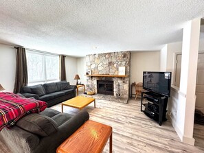 Smart TV, fireplace - Seasons- 2bed, Ski on/off, clubhouse access (Dover)