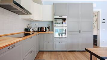 Kühlschrank, Mikrowelle, Ofen, Herdplatte