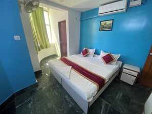 Desk, laptop workspace, free WiFi