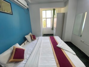 Quarto casal standard, vista para a cidade | Escrivaninha, espaço de trabalho para notebook, Wi-Fi de cortesia