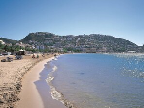 Beach - Modern apartment in Roses' center, near beach, 3 bedrooms. (Roses)