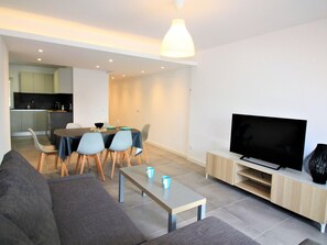TV - Modern apartment in Roses' center, near beach, 3 bedrooms. (Roses)