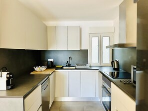 Kjøleskap, mikrobølgeovn, ovn og kokeplater