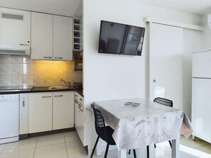 Refrigerador, microondas, parrilla de estufa y lavavajillas 