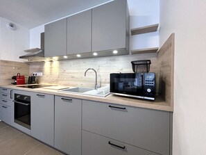 Kjøleskap, mikrobølgeovn, ovn og kokeplater