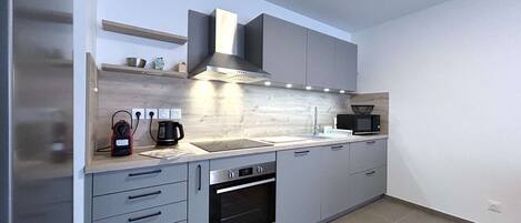 Réfrigérateur, micro-ondes, four, plaque de cuisson