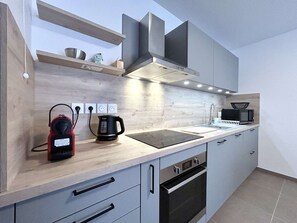 Frigorífico, microondas, horno y placa de cocina