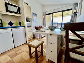 Fridge, microwave, stovetop, dishwasher - Apartment with sea view terrace and parking in La Croix-Valmer (La Croix-Valmer)