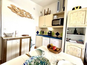 Geladeira, micro-ondas, cooktop, lava-louças