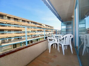 Outdoor dining - Charming apartment with pool, near beach in Platja d'Aro (Platja d'Aro)