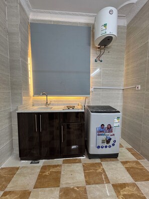 Een microgolfoven, kookgerei, borden en bestek