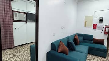 Departamento familiar, varias camas, vista a la ciudad | Área de sala de estar | Televisión