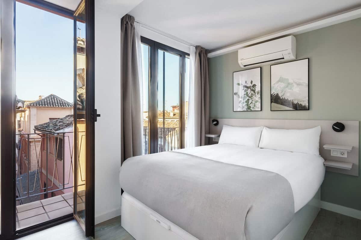 One-Bedroom Comfort Apt with balcony | 1 bedroom, individually decorated, individually furnished, desk