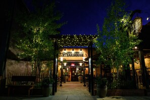 Un restaurant appelé « Warbon County Steakhouse » qui dispose d’une terrasse et est décoré de guirlandes lumineuses.