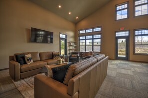 Smart TV, fireplace, stereo